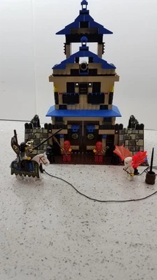 ❤️ LEGO Ninja 3053 Emperor's Stronghold Missing 1 flag, 1 minifig torso (cas059) - Image 1 of 4