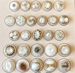 BEAUTIFUL CARD OF 21 NBS MEDIUM VINTAGE WHITE GLASS MOONGLOW BUTTONS - Picture 1 of 3