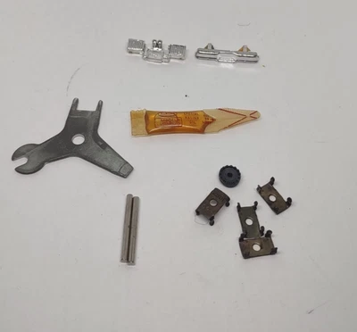 11 Piezas De Colección Aurora AFX G+ Coche Ranura Especial Carreras Aceite Pista Reparación Clips + HERRAMIENTA Foto 1 de 4