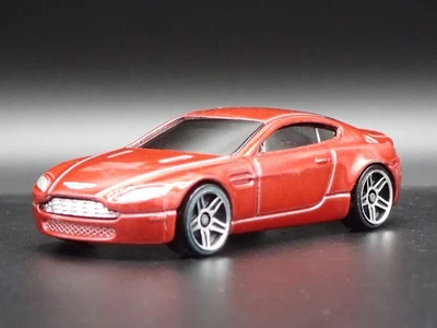 2006-2018 Aston Martin V8 Vantage Bordeaux 1/64 Diorama Scala Modellino Auto - Immagine 1 di 4