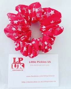 Haarschmuck, Haar Scrunchies, Handarbeit, Fun, Multi weiße Sterne auf rot - Bild 1 von 1