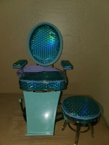 Silla y taburete de peluquería American Girl azul metálico de belleza - retirado - Imagen 1 de 5