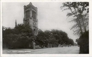 REAL PHOTOGRAPHIC POSTCARD OF HOLY TRINITY CHURCH, BEDFORD, BEDFORDSHIRE, BOOTS - Picture 1 of 2