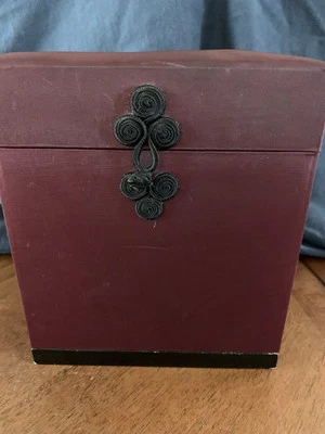 Caja de pañuelos de madera borgoña con envoltura de tela alrededor y cierre frontal   Foto 1 de 4