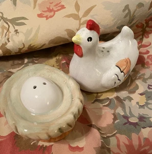 CHICKEN AND EGG ON THE NEST -SALT AND PEPPER- RARE VINTAGE RED YELLOW ORANGE - Picture 1 of 7