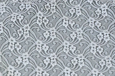 Tela de ropa de encaje blanco floral con detalles plateados para ocasiones especiales   Foto 1 de 3