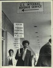 1974 Press Photo Demonstrators picket Internal Revenue Service, Albany, New York