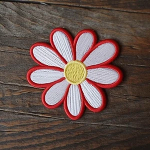 Daisy Flower Patch Iron-on Applique Clothing Floral Badge Wildflower Nature Gift - Picture 1 of 12