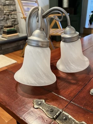 Aplique de 2 bombillas montado en la pared con globo de vidrio de alabastro esmerilado con base. Foto 1 de 4
