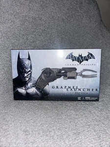 BATMAN ARKHAM ORIGINS NECA GRAPNEL LAUNCHER REPLICA - Picture 1 of 11