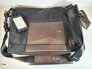 Bolso Mensajero Tumi Dror Nuevas Etiquetas Nuevo Con Etiquetas Raro Rasguños Menores Bonito Precio de venta sugerido por el fabricante $495 - Imagen 1 de 18