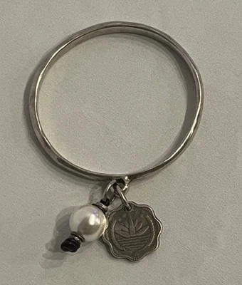 Pulsera brazalete chapado en plata Uno de 50 con dije de flores y perla Foto 1 de 4