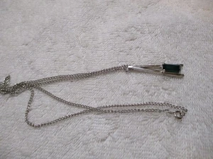 VTG Avon Necklace ~ PLAZA IV Dark Emerald Green Stone Silver Tone Necklace - Picture 1 of 3