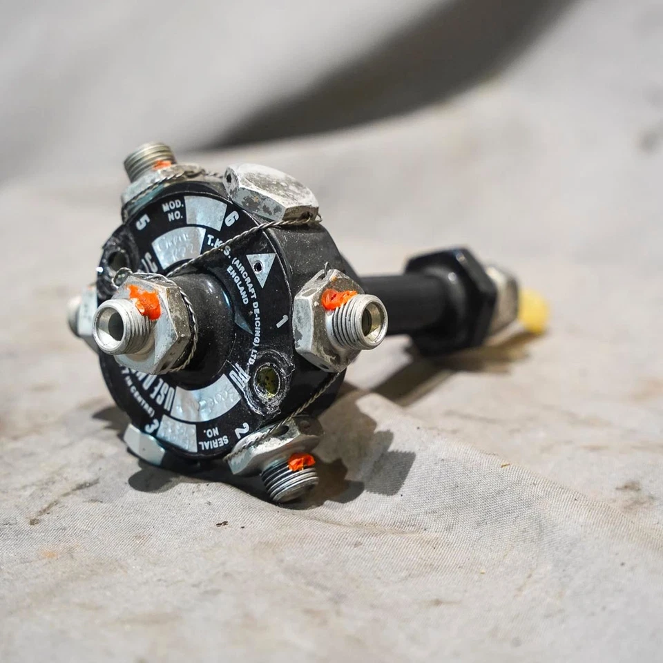 Unidad de dosificación de hielo Cirrus SR-22 ala P/N 17354-001, PU300EC147 (0122-310) Foto 1 de 4