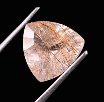 Piedra preciosa suelta de cuarzo rutilo dorado natural en forma de trillón 4,80 quilates 12x12x7 mm Foto 1 de 3