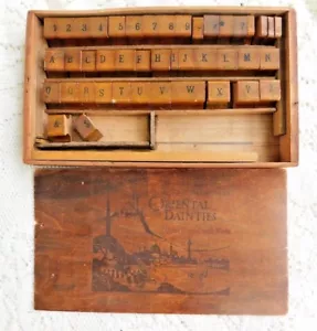 ANTIKE ORIENTALISCHE LECKERSCHATULLE AUS HOLZ MIT ANTIKEN HOLZ / GUMMIBUCHSTABEN ZAHLENSTEMPELN - Bild 1 von 11