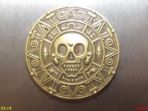 steampunk bronzo frigo magnete Pirati dei Caraibi moneta teschio ossa incrociate - Foto 1 di 2