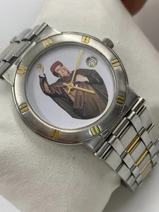 OROLOGIO VINTAGE ANNI 2000 MUAMMAR GHEDDAFI REGALI LIBIA QUARZO DATA UOMO 35MM SVIZZERO - Foto 1 di 24