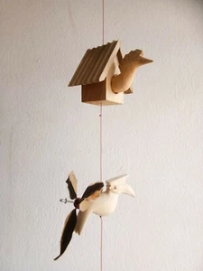Charmante Windspiel-Mobile in Vogelhausform - perfekt für eine verspielte Note - Bild 1 von 10