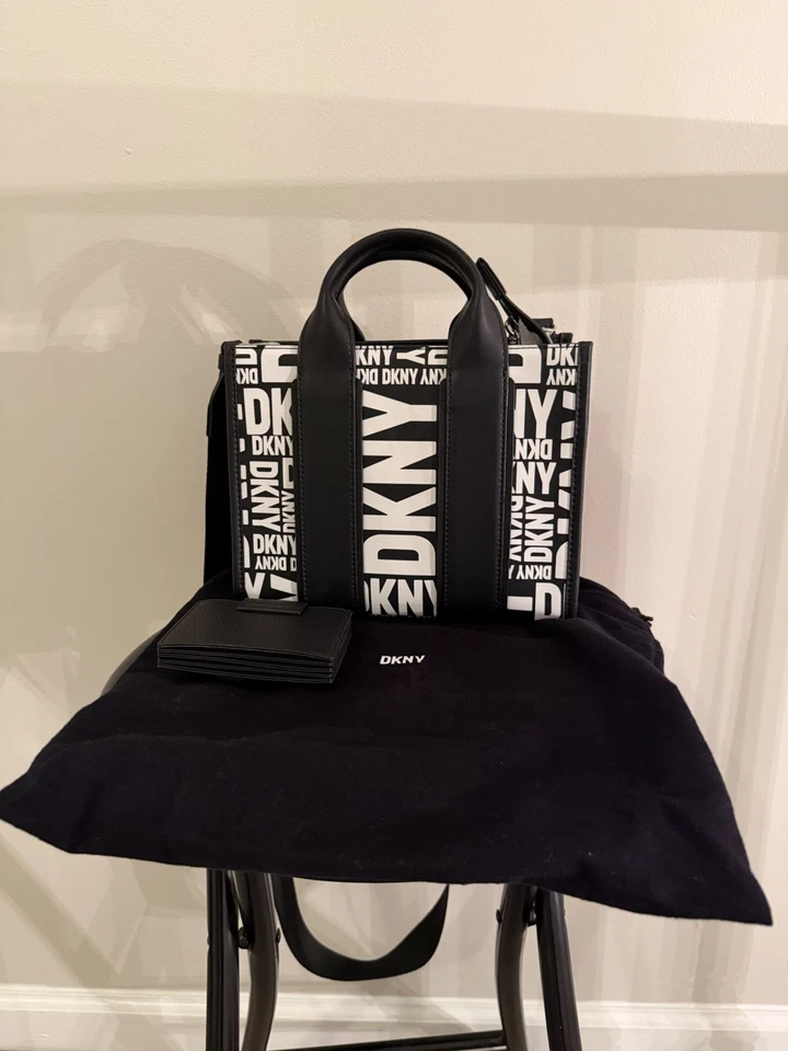 Bolso de Mano DKNY Blanco y Negro Pequeño Holly, Estuche para Tarjetas de Crédito y Bolsa para el Polvo $110.00 Foto 1 de 4