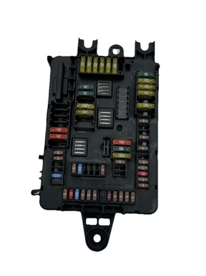 2012-2016 宝马 328i F30 原始设备制造商后后备箱保险丝继电器盒 9337882 — 第 1/4 张图片