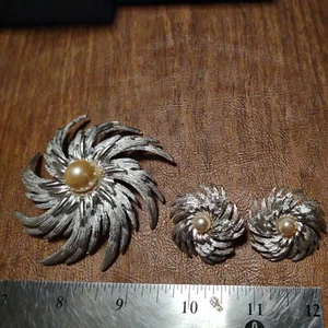 Juego de broches y pendientes vintage Sarah Coventry tono plata molinete - Imagen 1 de 7