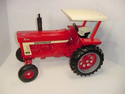 1/8 International 1066 Wide Front Tractor W/ROPS NIB! USA MADE in 2025! - Image 1 of 4