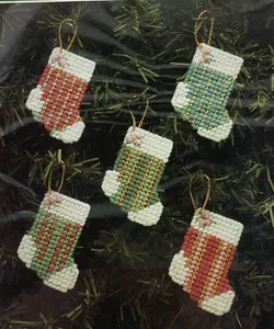 1990 Bucilla Medias Adornos Lona Plástica Navidad Kit Victoriano - Imagen 1 de 7