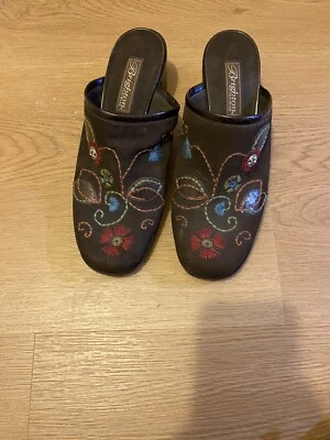 Zapato Mula Brighton Fiona Talla 8 Marrón Adornado Gamuza 2" Tacón Apilado Foto 1 de 3