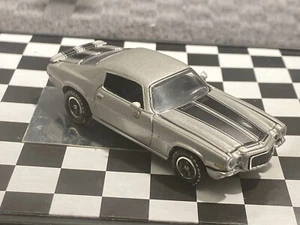 1/64 1970 CHEVROLET CAMARO RS Z/28 STRISCE ARGENTO E NERE BEL DETTAGLIO M16 - Foto 1 di 5