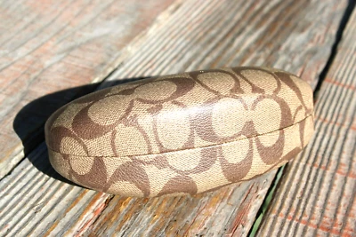 Coach Signature Logo Clam Shell Hard Shell Eye Glass Sunglass Case - Imagem 1 de 4