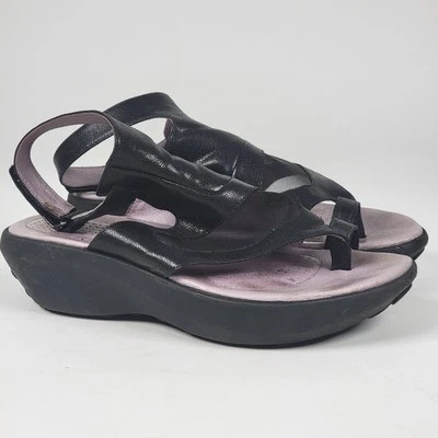 Sandalias de cuña Tsubo para mujer de cuero negro con tira trasera plantilla acolchada talla US 7  Foto 1 de 4