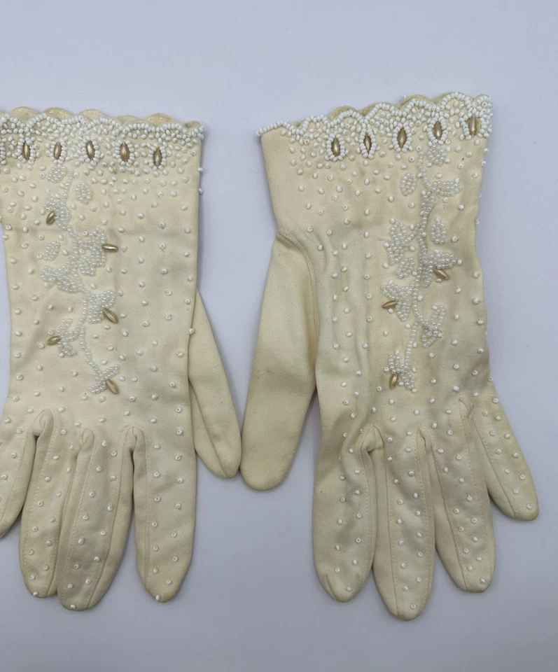 De Colección Años 50 Elegante Off White Algodón Blanco Perla Micro Cuentas Guantes Boda Foto 1 de 4