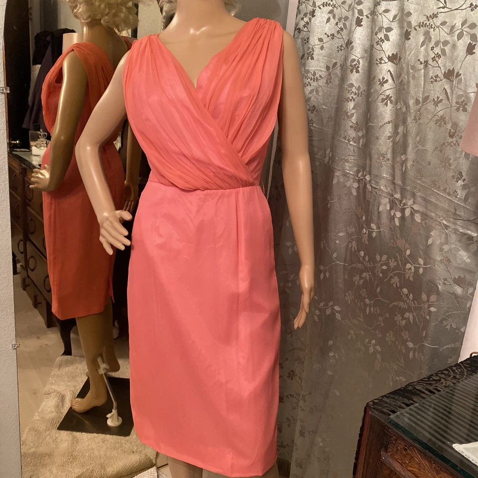 热卖 粉色 Lilli 钻石连衣裙 复古前后褶皱 绉织面料 — 第 1/4 张图片