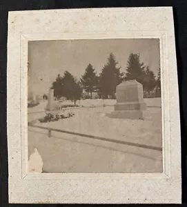 Tumba del cementerio de principios del siglo XX con identificación genealogía gabinete de nieve tarjeta foto CLINTON Co MO - Imagen 1 de 10
