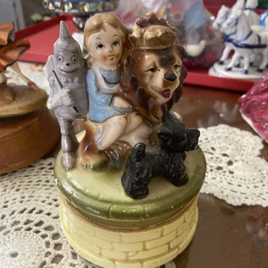 Vintage Keramik Spieluhr Der Zauberer von Oz Dorothy Toto Blech Mann Löwe Vogelscheuche Japan - Bild 1 von 3