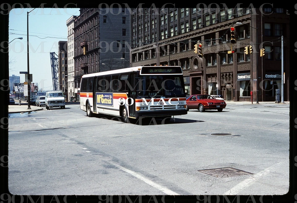 GCRTA. Autobús flexible #8355. Cleveland (OH). Diapositiva original 1984. Foto 1 de 1