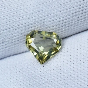 0.95 ct BEST GRADE LIME YELLOW / NATURAL CHRYSOBERYL - Heart Gemstone Video !! - Picture 1 of 3