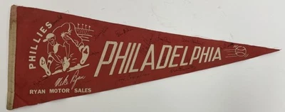 Banderín de fieltro de tamaño completo de los Philadelphia Phillies años 60 firmado por jugadores de 67’ Red Sox Foto 1 de 4