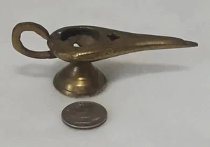Lámpara vintage de latón de 1,25" H con decoración en miniatura para casa de muñecas Genie Aladdin - sin tapa - Imagen 1 de 5