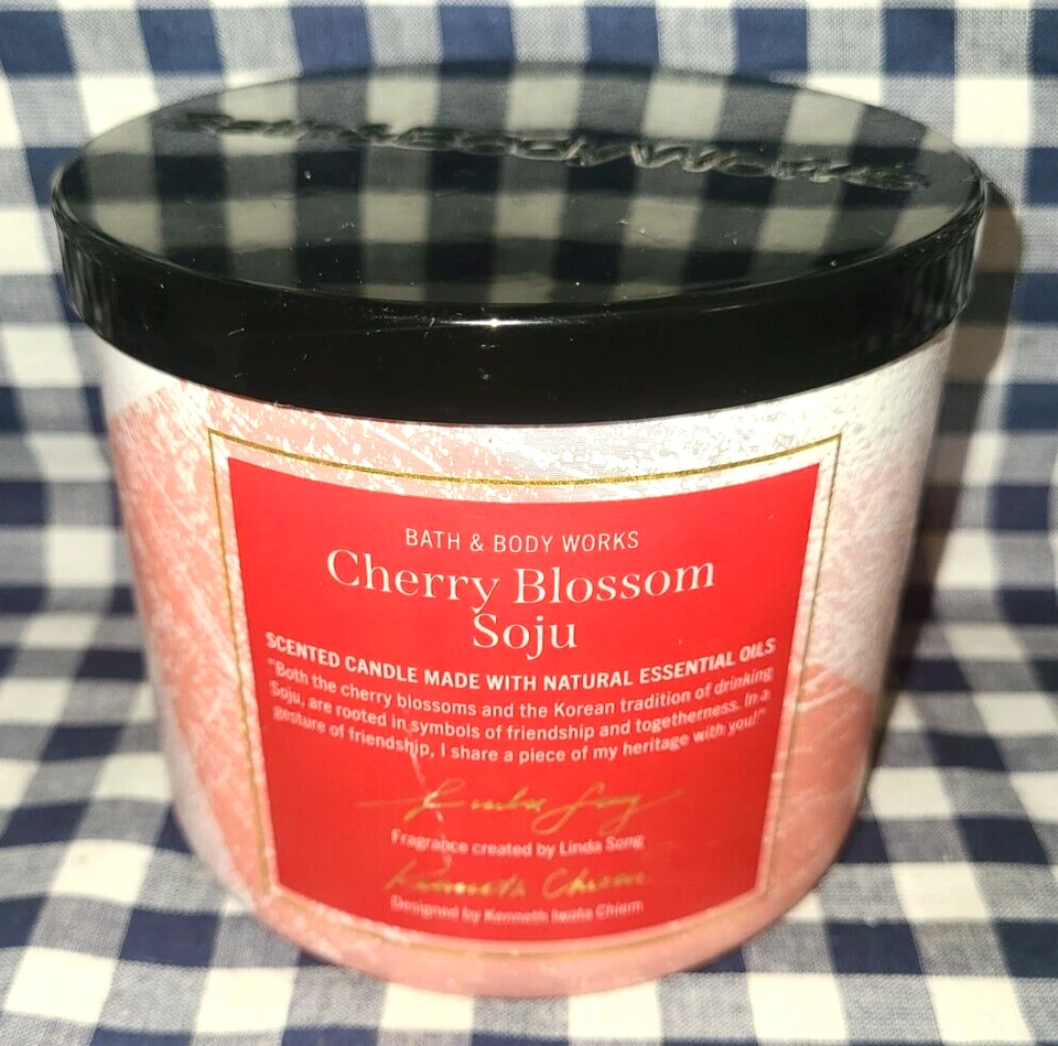NUEVO Vela de 3 mechas de soju en flor de cerezo 25-45 horas de combustión 14 oz baño y cuerpo funciona Foto 1 de 1
