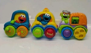 Sesamstraße Funtime Kinderwagen Spielzeug Zug Elmo Krümelmonster Fisher Price 2000  - Bild 1 von 7