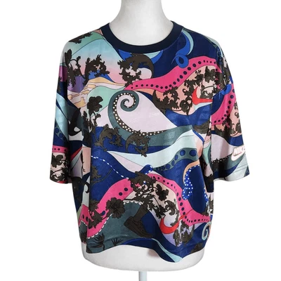 Camiseta recortada de manga corta con estampado colorido Nike talla mediana Foto 1 de 4