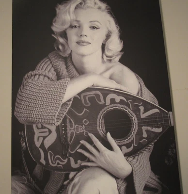 Impresión artística en lienzo Marilyn Monroe Balalaika sentada en blanco/negro 24" x 36" Foto 1 de 4