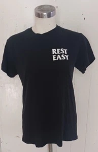 Camisa Rest Easy Skull Rosa Negra Gráfica Olvídame Not Mangas Cortas Para Hombre Pequeña - Imagen 1 de 8