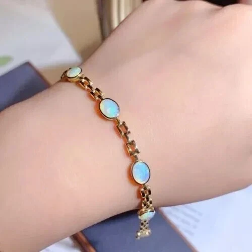 Brazalete para mujer de diamantes de ópalo de fuego creado en laboratorio ovalado de 8 quilates enchapado en oro amarillo de 14 quilates Foto 1 de 4
