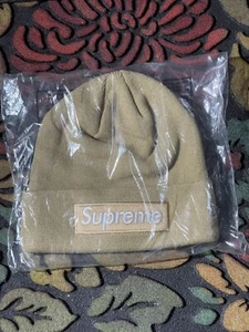Brandneu Supreme New Era Box Logo Beanie (FW23) - Dark Sand - Bild 1 von 2