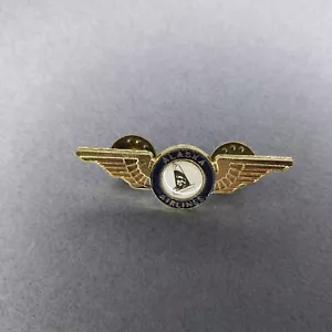 Spilla giacca cappello bavero metallo ali Alaska Airlines - Foto 1 di 2