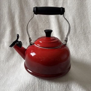 Le Creuset Bollitore per Tè Fischietto Teiera Rosso Sfumato Ombre 1,7 Qt (1,6L) - Foto 1 di 15