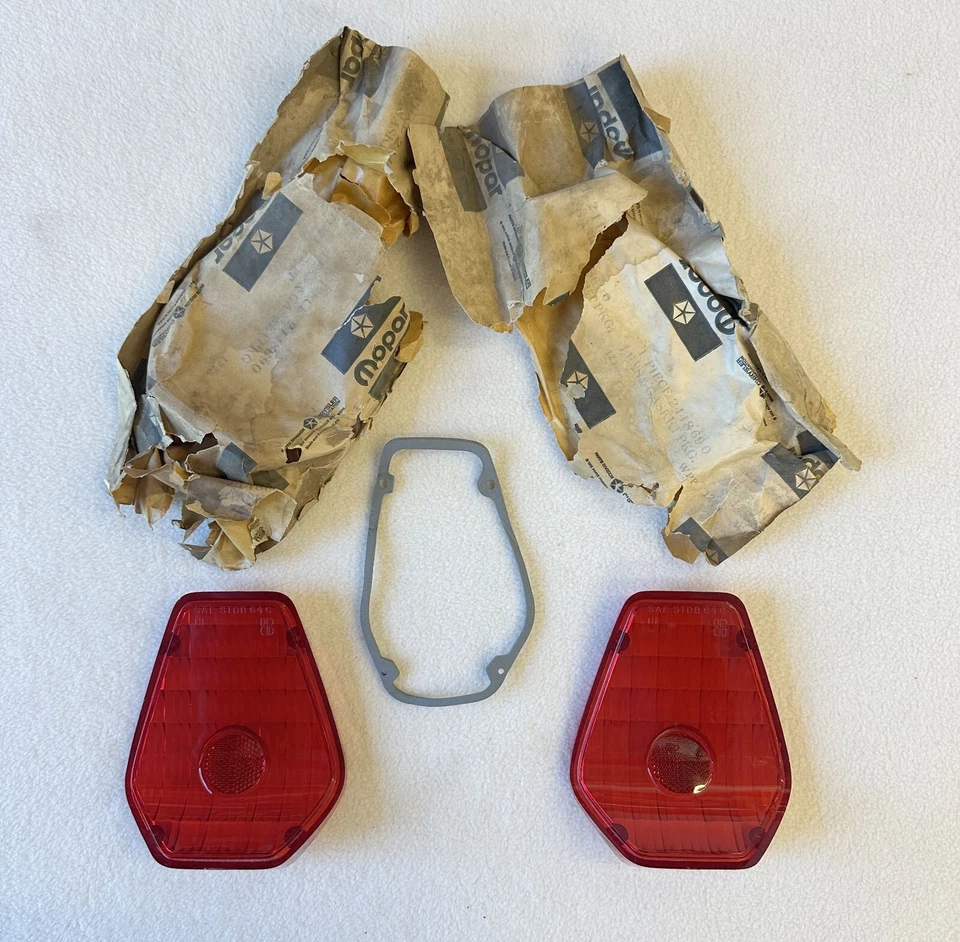 Nuevo de Lote Antiguo MoPar 1964 Chrysler Newport New Yorker 300 K Luz Trasera Par Foto 1 de 4